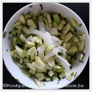 kookpassie.be - Courgetteblokjes, arachide olie, witte balsamico en gedroogde dragon. Bovenaan witte ui