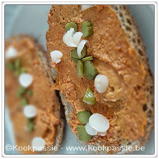 kookpassie.be - Geroosterd brood met prépare, zure augurkjes en uitjes
