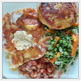 kookpassie.be - Kaaskippenburger met erwtjes en worteltjes uit de vriezer en restje aardappelen en boontjes in de tomatensaus