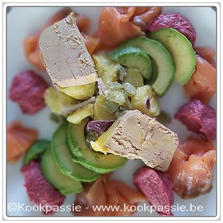 kookpassie.be - Koude schotel: gerookte zalm, foie gras, avocado, krielaardappeltjes met mayonaise augurkjes en rode ui, hummus met rode biet