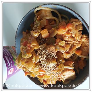 kookpassie.be - Kippeblokjes gebakken in Panang chili (purpere doosjes) spaghettigroentjes (Lidl) en noedels