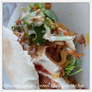 kookpassie.be - Pittabroodje met gebakken kaaskippenburger, mesclun, gebakken ui met chili-look, pitta en curryketchup