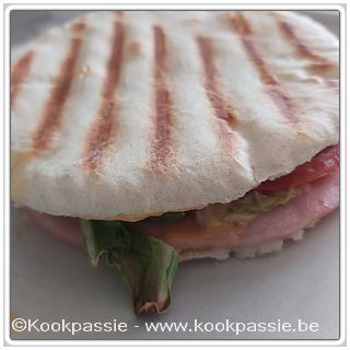 kookpassie.be - Pitabroodje met ziz kaas, gekookte hesp, tomaat en sla. Sausen: pita en curryketchup