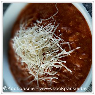 kookpassie.be - Spaghetti met manna saus, look, room en sambal. En gemalen emmental.