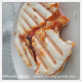 kookpassie.be - Pitabroodje, spaghettisaus, gekookte hesp en cheddarkaas