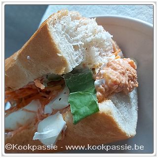 kookpassie.be - Stokbrood met americain préparé, ui, wortel, sla en gekookte eitje