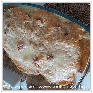 kookpassie.be - Witloof anders - Ovenschotel: puree aardappelen - in microgolf gegaard witloof + kalkoen - Bechamelsaus met 2 kleine chorizo worstjes 1/2