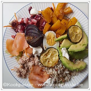 kookpassie.be - Greookte zalm, Tonijn, gekookt ei, avocado, pompoen in de oven, rode biet met ui, appel en vinaigrette, in de oven: pompoen, rode ui, courgette en foccaciabrood (Lidl deeg)