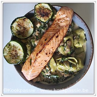 kookpassie.be - AH, Tortelloni verai ricotta e spinaci met roomsaus champignons, spinazie, look en in de oven gegaarde courgette (1527)