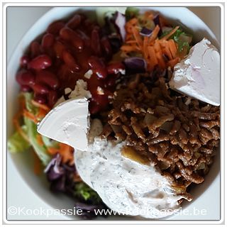 kookpassie.be - Gebakken en goed gekruide americain met rauwe groenten en feta, sausje van Griekse Yoghurt