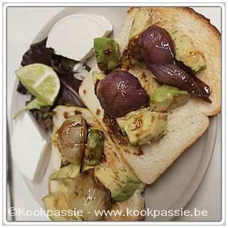 kookpassie.be - Boterhammetje getoast, avocado, limoen, turkse kaas en de gekarameliseerde rode en witte uien