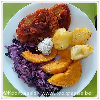 kookpassie.be - Kipsnitzel met gebakken aardappel, rode en witte kool en in de oven gegaarde pompoen