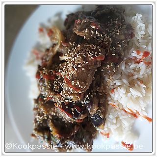 kookpassie.be - Gebakken kip met ketchup manis, ui, aubergine en zongedroogde tomaten.