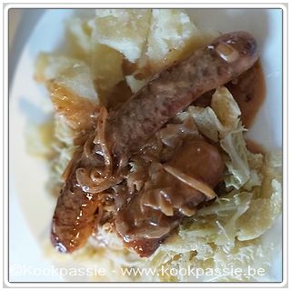 kookpassie.be - Gebakken kippenworst, gekookte savooi, gekookte aardappelen met saus van kalfsfond