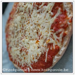 kookpassie.be - Turks brood in 2 gesneden, Manna spaghettisaus, Pizzakaas, Italiaansa kruiden