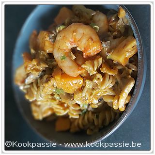 kookpassie.be - Gebakken champignons, pompoenblokjes, scheutje room, ras el hanout, lookpasta, lente ui, zonnebloempitten, spirelli en grote roze garnalen