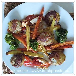 kookpassie.be - Pastinaak, wortel olijfolie en ras el hanout, 2 zoete paprikas met turkse kaas, pijnboompitten, broccoli en Mini burger dijon varkensvlees (Colruyt)