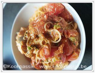 kookpassie.be - Gebakken kip, kerstomaatjes, rode pesto (Lidl), lenteui, lookpasta met spaghetti