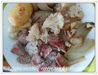 kookpassie.be - Burger met gebakken witloof, bloemkool en aardappel (foto vergeten, dus burger al gesneden)