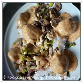 kookpassie.be - Kip - Thaise kippenballetjes met gewokte prei, venkel en champignons en glasnoedels