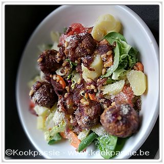 kookpassie.be - Gemengde sla, wortel, tomaat, gekookte aardappel en gebakken rode ui, pijnboompitten, cajun kruidenmengeling en kippenballetjes