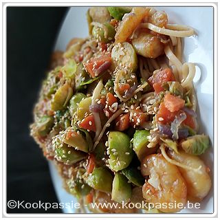 kookpassie.be - Gebakken garnalen met rode ui en look, Gebakken wortelen met spruitjes, gember, lookpasta en sojasaus, Udonnoedels, Sesamzaadjes