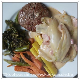 kookpassie.be - Rundshamburger (GB, eikes) met in de oven gegaarde blimi, wortel en pastinaak en witloof met bechamel en gekookte ham