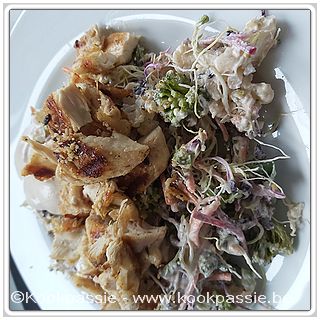 kookpassie.be - Gegrilde kip met salade van bloemkool, broccoli, gemengde sla, jonge scheutjes en turkse kaas, Saus van Griekse yoghurt, mosterd, vleugje ketchup