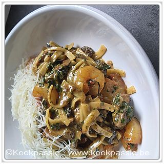 kookpassie.be - Gebakken scampi, look en pijnboompitten, champignons, spinazie en room, met tagliatelli