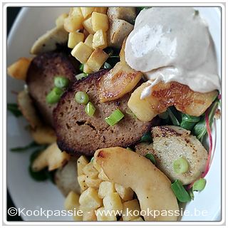 kookpassie.be - Gemengde sla, gebakken appel, stukje fricandon, 1 witte worst gebakken, lenteui en blokjes aardappel. Saus is yoghurt, mosterd, look en honing