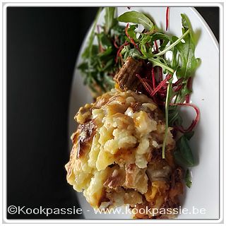 kookpassie.be - Ovenschotel met bloemkool, pompoen, gebakken americain met ui en tomatenconcetré, aardappelpuree en bechamel, gemengde salade