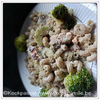 kookpassie.be - Broccoli / Gebakken ui met courgette, look, witte wijn, kruidenkaas, wat room en extra peterselie / Quiona pasta krullen / Zalm / vegetarische 'parmezaan' (1093)
