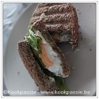 kookpassie.be - Dikke sneden bruin brood, sla, burata, tomaat, groene pesto en cheddar kaas op de grill