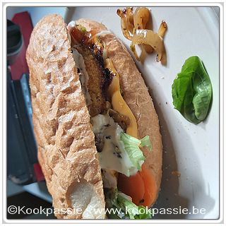 kookpassie.be - Turks brood met kaasburger, ui, ziz kaas, sla, spitskool, curry ketchup