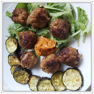 kookpassie.be - Gehaktballetjes LSF met gemengde sla en in de oven gegaarde courgette. De saus is mamoetsausje