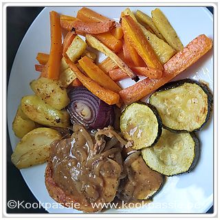 kookpassie.be - Kippenburger met restje saus van konijn, wortel, pastinaak, rode ui, courgette en gebakken krieltjes