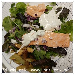 kookpassie.be - Verse zalm (3 tal min in microgolf) met salade, rest ovengroentjes en sausje van Griekse yoghurt, mayo, citroensap, peterselie en look