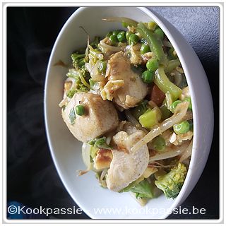 kookpassie.be - Gewokte kip en wokgroenten (Colruyt) met extra diepvrieserwtjes en broccoli (6 min microgolf), einoedels en omeletreepjes
