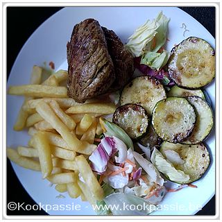 kookpassie.be - Gemarineerde steak met gebakken courgette, restje gemengde sla en frietjes