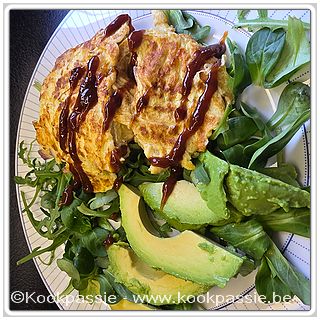 kookpassie.be - Omelet met melk, geraspte kaas en chimichuri, rucola, veldsla en avocado