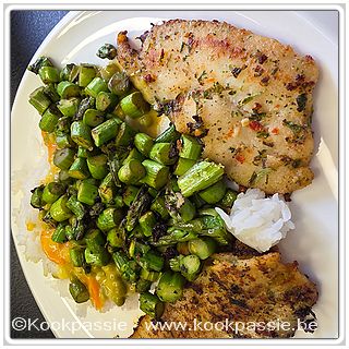kookpassie.be - Heek met rijst, gebakken groene asperges in boter en met dragonkruiden en rest van currysaus