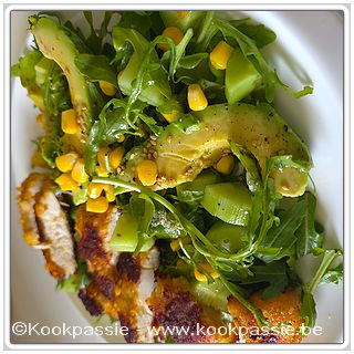kookpassie.be - Salade croquante avocat, maïs et concombre met gebakken kipfilet