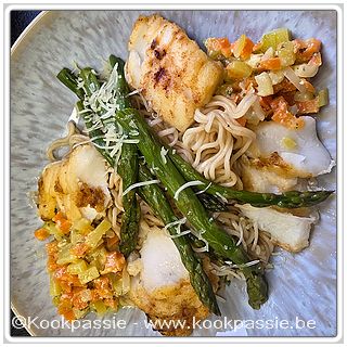 kookpassie.be - Restje kabeljauw en groentesaus met gebakken groene asperges en mie met sojasaus en gembersaus