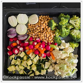 kookpassie.be - Druk in de oven: Bloemkool, broccoli, radijs en mini worteltjes, kikkererwten, courgette, rode en witte ui (180°C - 40 min) (met olijfolie, paprika, peterselie, sojasaus, water)