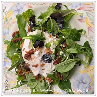 kookpassie.be - Veldsla, burrata, zwarte olijven, zongedroogde tomaten, gedroogde uitjes