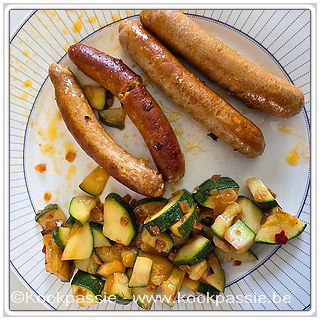 kookpassie.be - Mamas eten - Gemengde worstjes met gebakken courgette, ui, look en wat sambal
