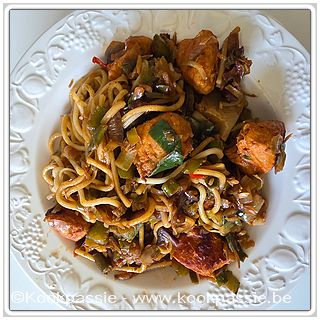 kookpassie.be - Noedels met kippenbrochette, wokmix. Saus: Sojasaus, donkere sojasaus, saké, bruine suiker, sesamolie