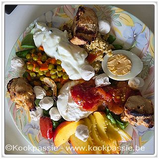 kookpassie.be - Koude schotel met: Nectarine, veldsla, kerstomaten met basilicum, gekookt ei, tzatziki, geraspte wortel, erwtjes en wortel, burrata, bolletjes geitenkaas met dadel of was het vijg, couscous en kippenbrochette