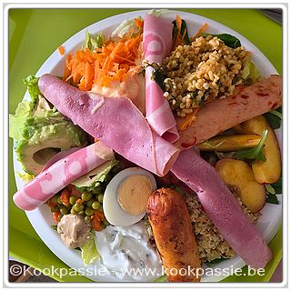 kookpassie.be - Koude schotel met: Nectarine, veldsla en kropsla, kerstomaten met basilicum, gekookt ei, tzatziki, geraspte wortel, erwtjes en wortel, bulgur, avocado, worstje met mosterd, samson worst en gekookte ham