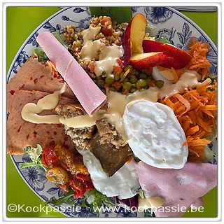 kookpassie.be - Koude schotel met: Nectarine, gemengde sla, kerstomaten met basilicum, tzatziki, geraspte wortel, erwtjes en wortel, bulgur, gevulde aubergine (blikje Lidl), burrata, fricandon met paprika, mortadella, appelsiensausje AH